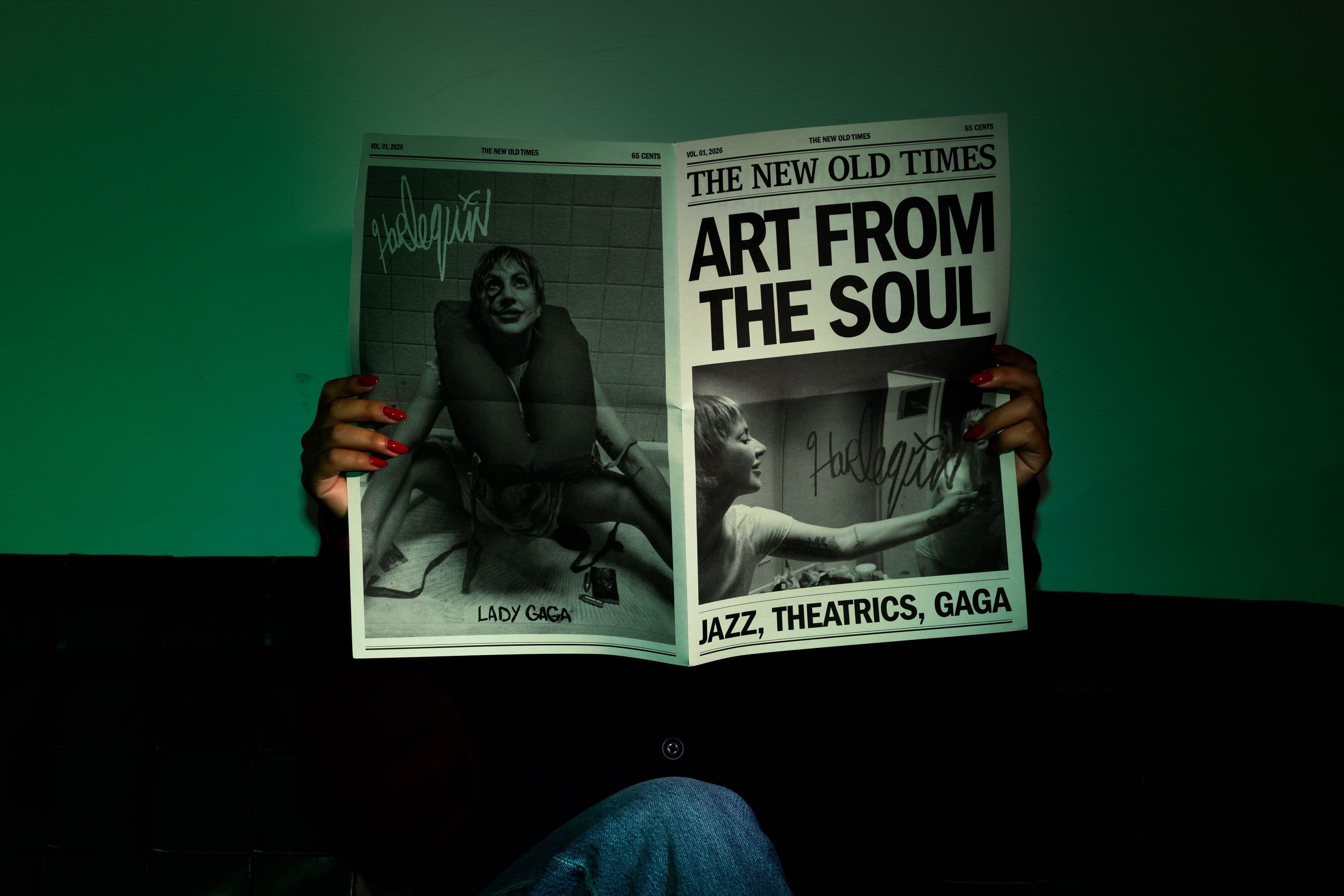 Person reading the newspaper included in the Harlequin box